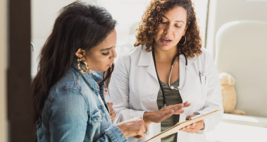 Un médico y un paciente